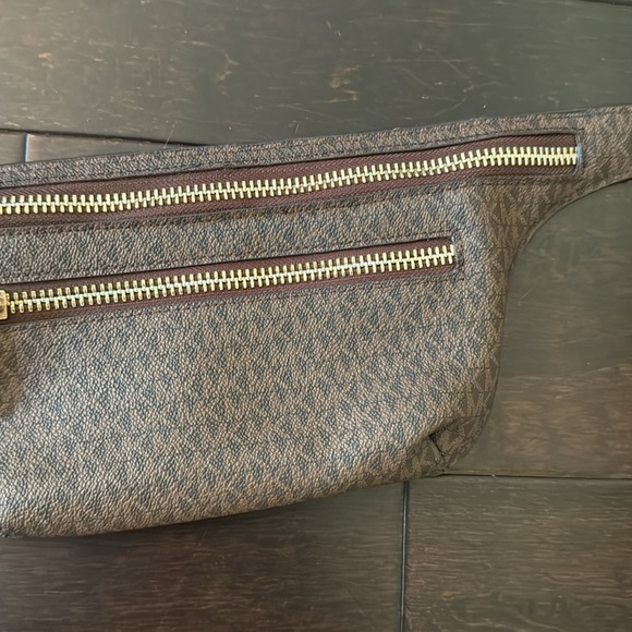 Michael Kors belt bag - Picture 4 of 9